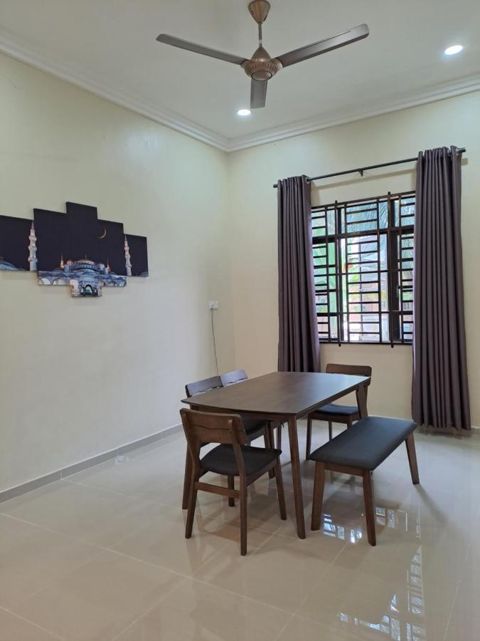 Zn Homestay Gong Badak Kampong Pengkalan Maras Exterior photo