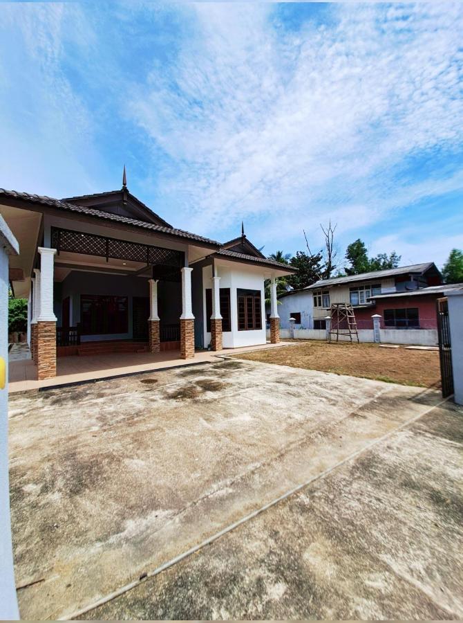 Zn Homestay Gong Badak Kampong Pengkalan Maras Exterior photo
